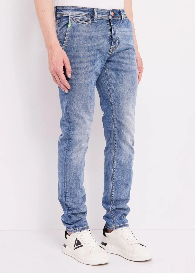 Jeans chino con ricami